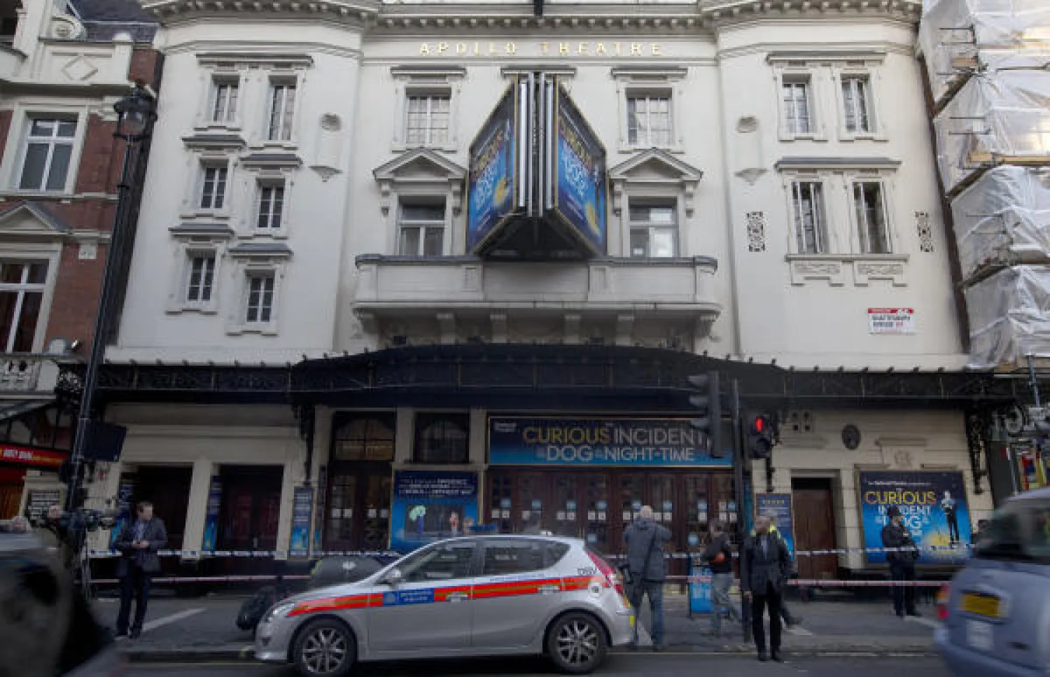 الشرطة تقف خارج مسرح أبوللو في العاصمة لندن
