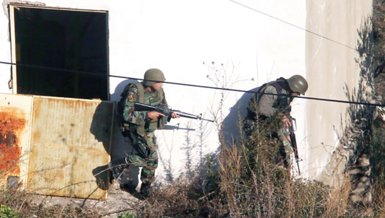 جنديان لبنانيان خلال عمليات دهم نفذت أمس بحثا عن مسلحين (رويترز)