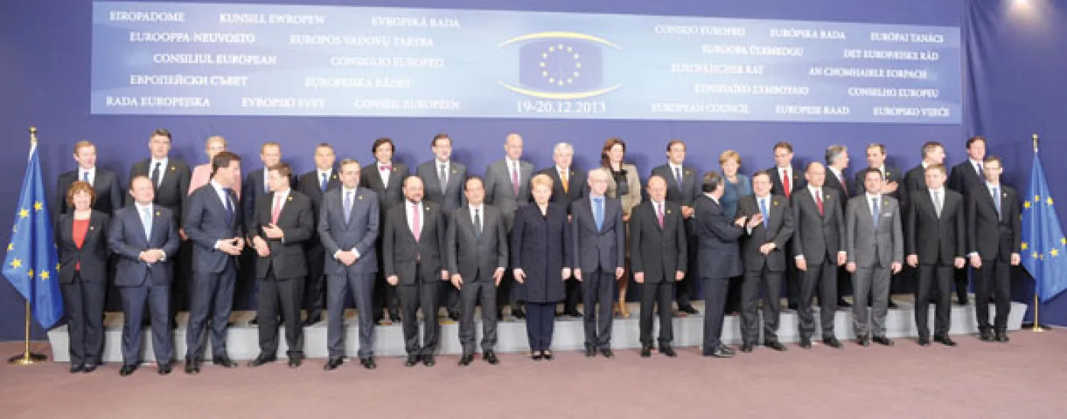 صورة جماعية لقادة دول الاتحاد الأوروبي في اليوم الأول من قمتهم في بروكسل أمس (أ.ب)