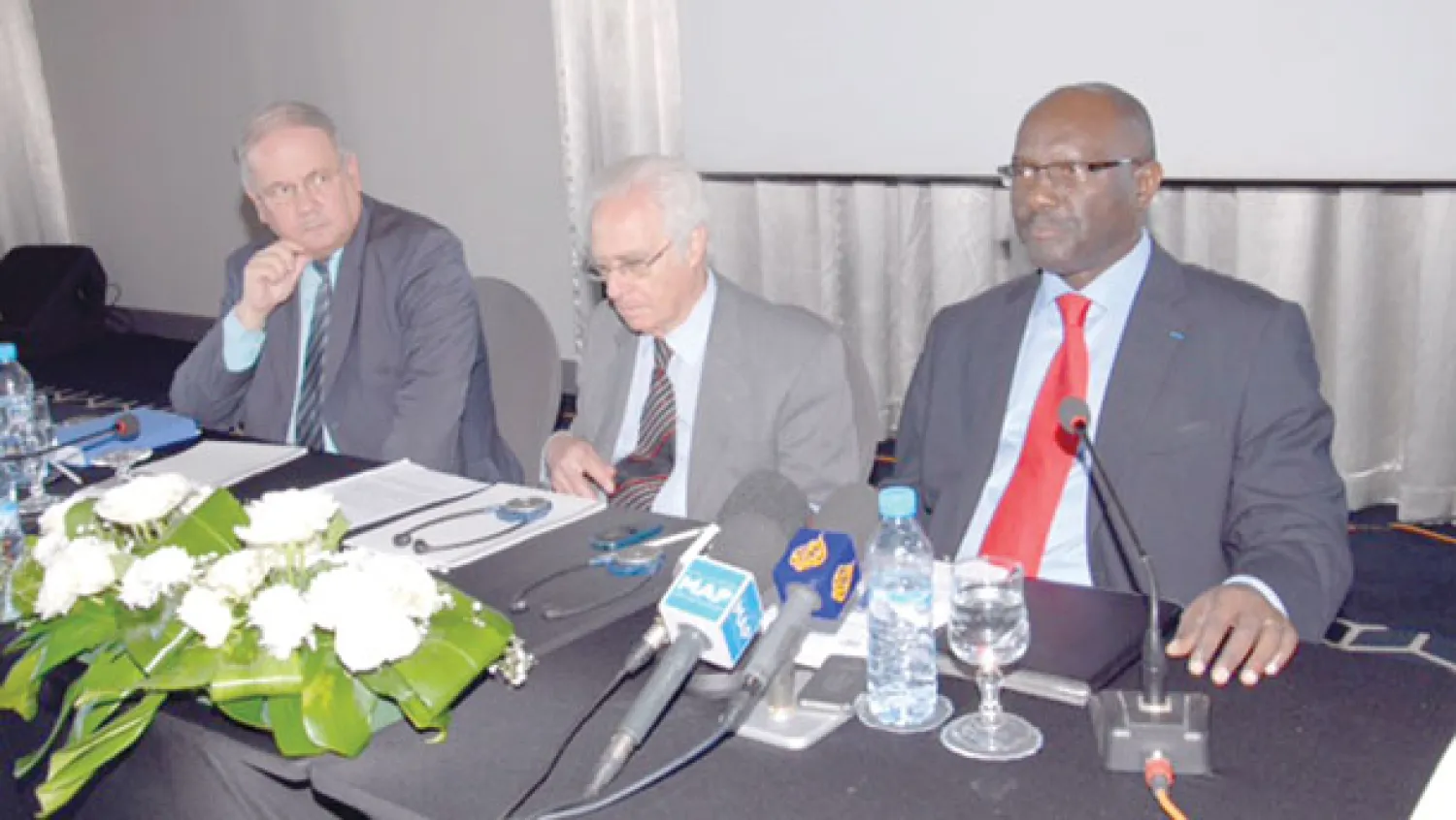 الخبير السنغالي الحاج مالك ساو وأعضاء مجموعة العمل الأممية حول الاعتقال التعسفي خلال اللقاء الصحافي مساء أول من أمس في الرباط (تصوير: مصطفى حبيس)