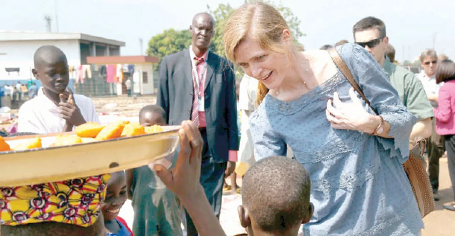 السفيرة الأميركية لدى الأمم المتحدة باور أثناء زيارتها لمخيم لجأ إليه آلاف اللاجئين الفارين من العنف في العاصمة بانغي أمس (أ.ب)