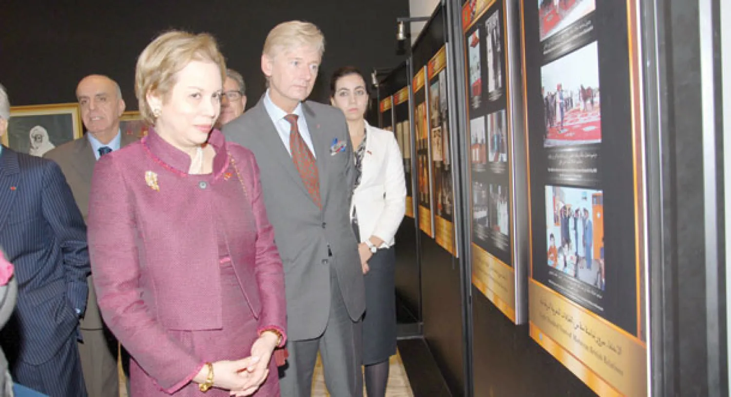الأميرة للا جمالة سفيرة المغرب في لندن وكلايف ألدرتون سفير بريطانيا في الرباط خلال افتتاحهما معرضا يؤرخ للعلاقات بين البلدين أول من أمس في الرباط (تصوير: مصطفى حبيس)