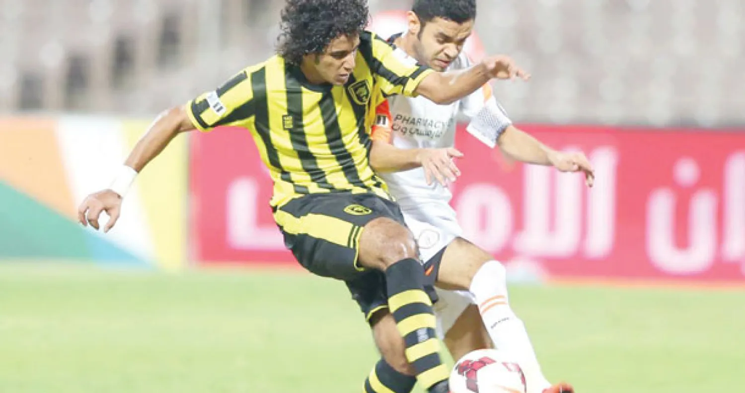 صراع على الكرة بين عبد الله الأسطا من الشباب وعبد الرحمن الغامدي من الاتحاد