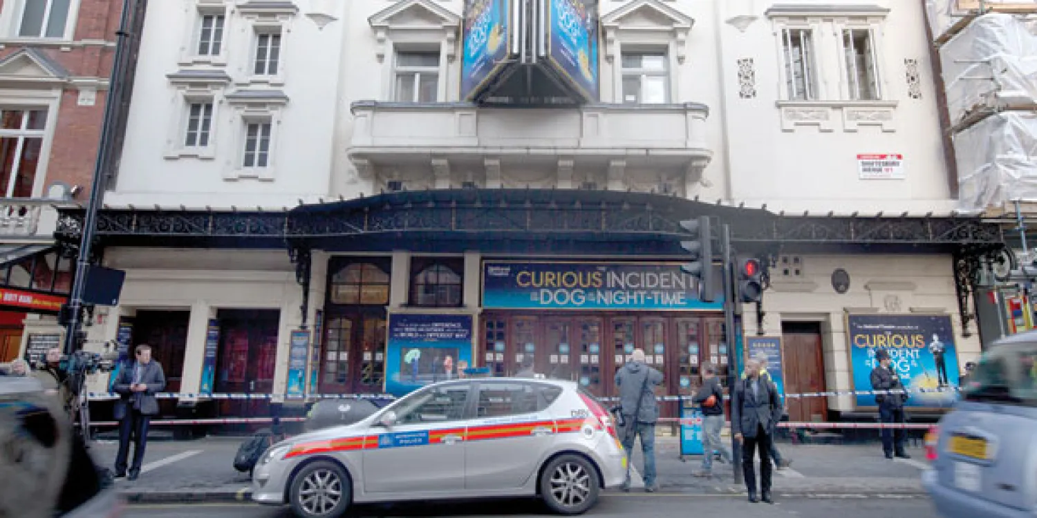 مسرح أبولو في حي المسارح بالعاصمة البريطانية لندن الذي انهار جزء من سقفه مساء الخميس (أ.ب)
