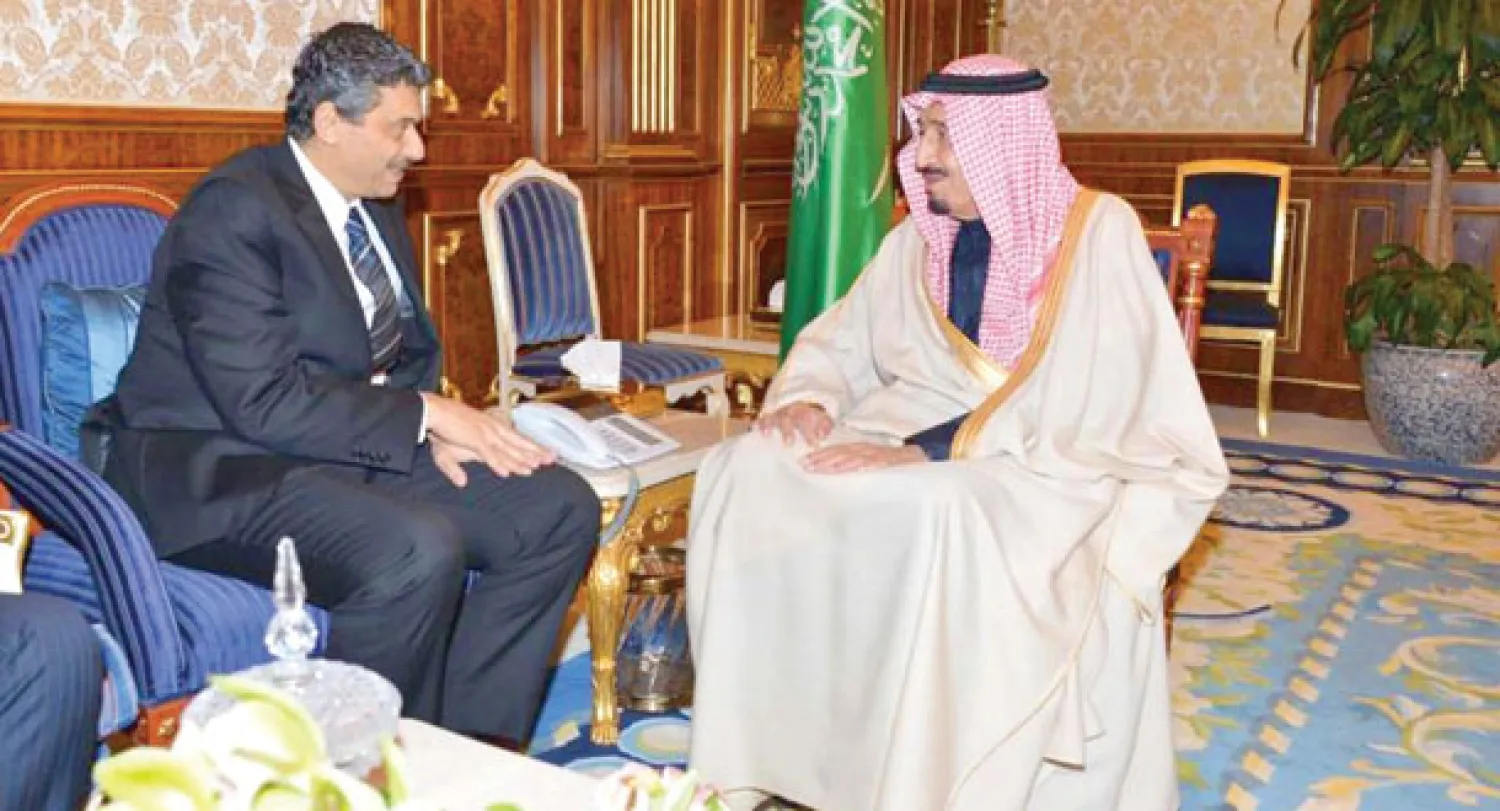 الأمير سلمان بن عبد العزيز لدى استقباله وزير المالية الجزائري في الرياض أمس (واس)