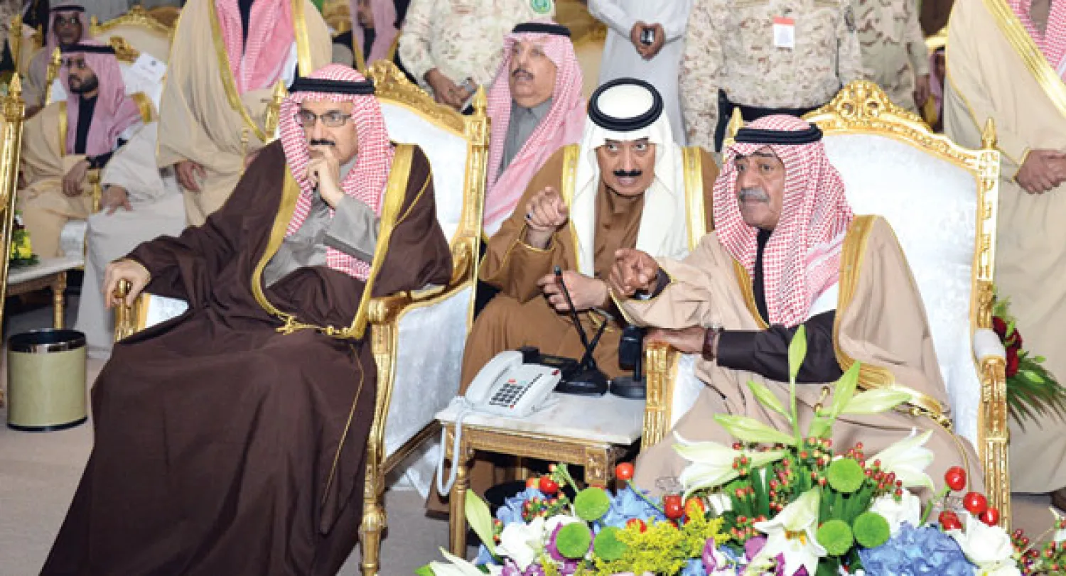 الأمير مقرن بن عبد العزيز لدى رعايته حفل اختتام تمرين «ولاء وفداء 4» في الرياض أمس (واس)