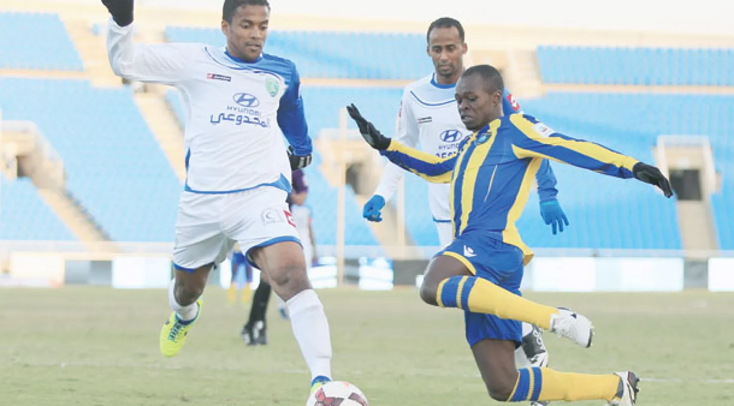 عدنان فلاته (يمين) خلال مباراة التعاون والفتح