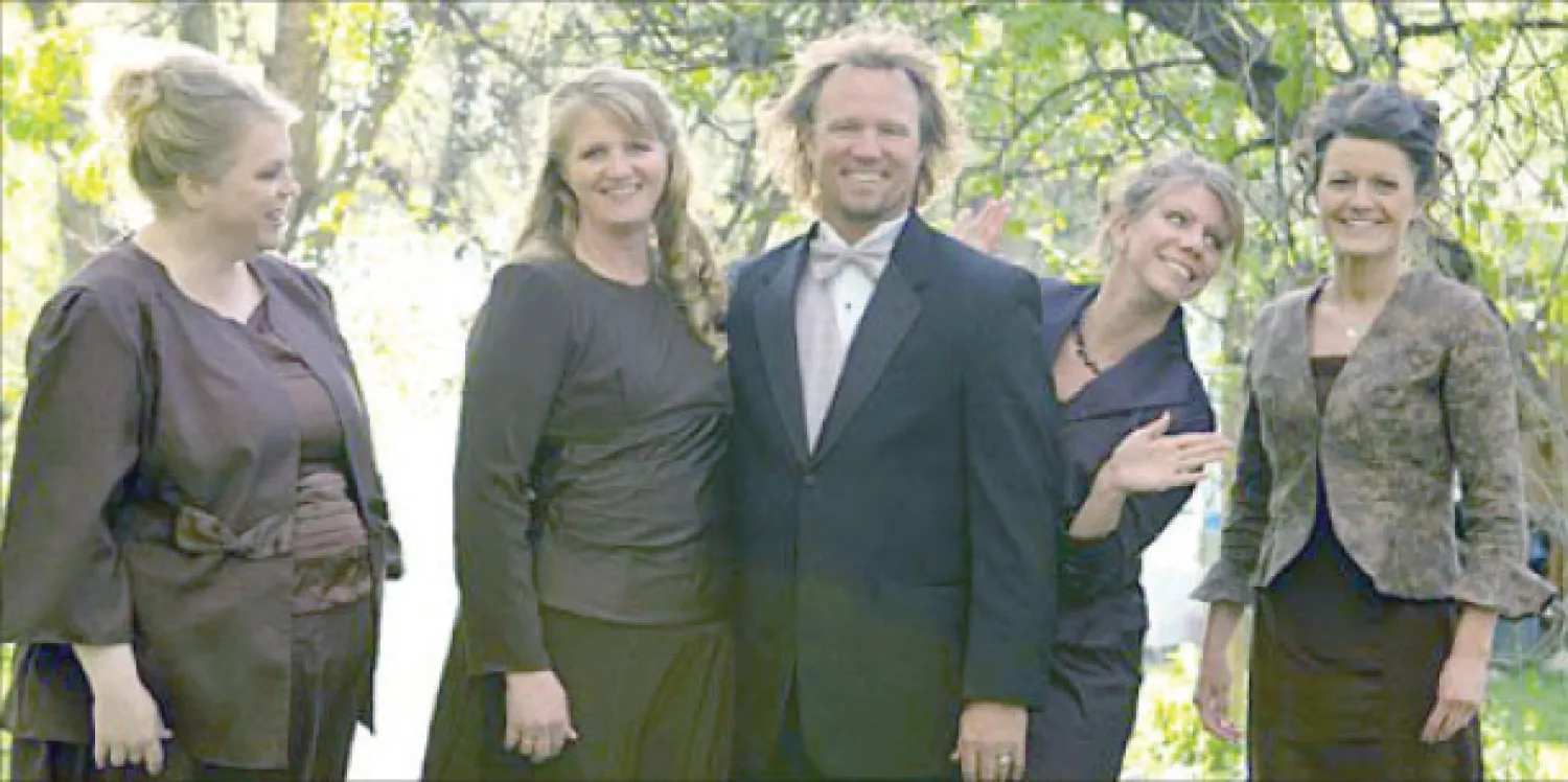 لقطة من مسلسل «الزوجات الأخوات» الذي يقدمه تلفزيون «تي إل سي»