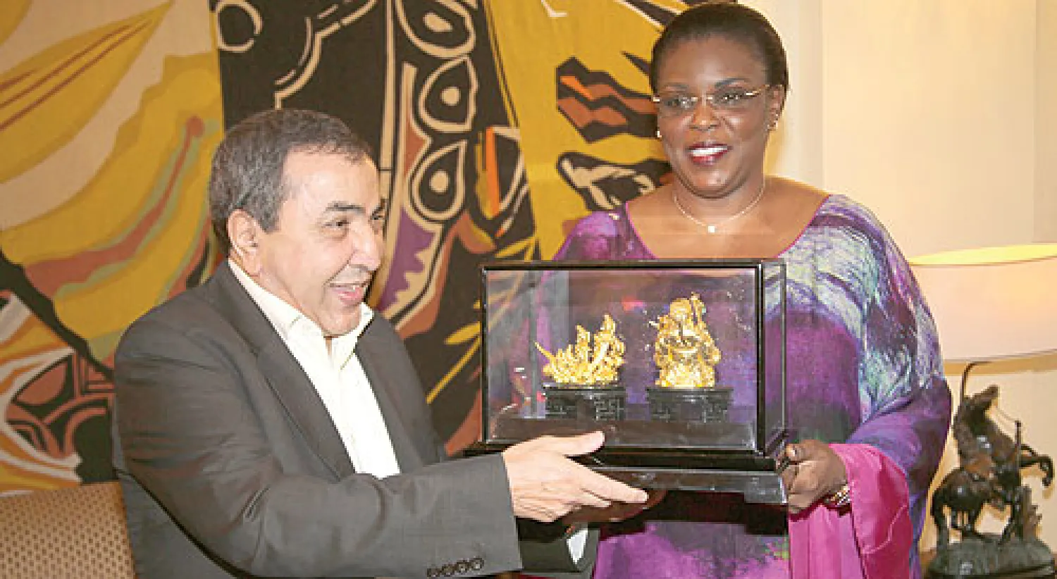 السيدة الأولى السنغالية تحصل على وسام سيدة عام 2013