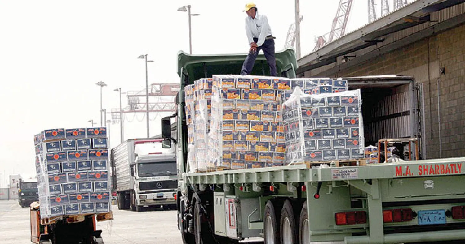 جانب من أعمال الشحن بميناء جدة الإسلامي (تصوير: عبد الله بازهير)