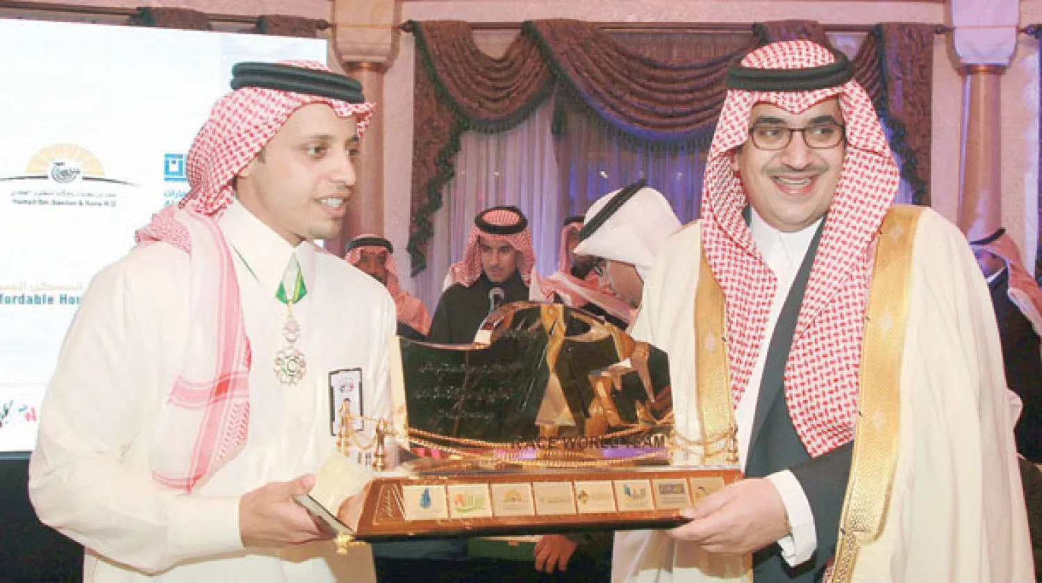 الأمير نواف بن فيصل لدى تكريمه بطل الراليات السعودي ياسر بن سعيدان