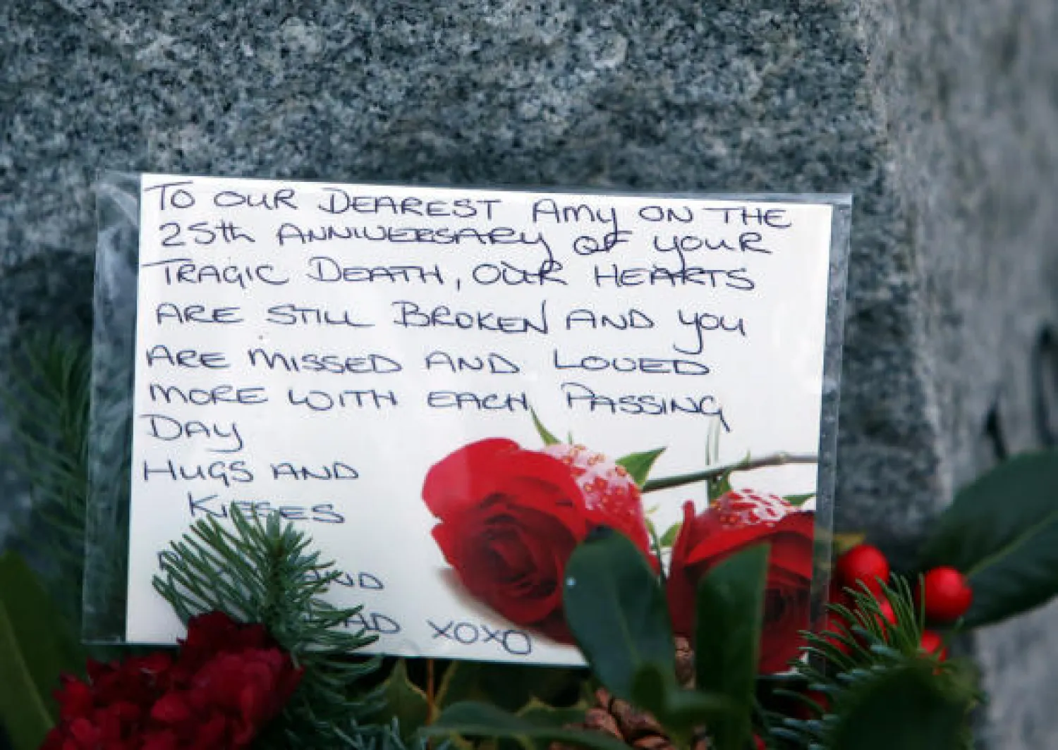 بطاقة مكتوبة بخط اليد على إكليل من الزهور وضعت على الحجر التذكاريّ الرئيس لضحايا تفجير طائرة بان آم الرحلة 103 في حديقة بمقبرة بالقرب من بلدة لوكيربي في أسكتلندا