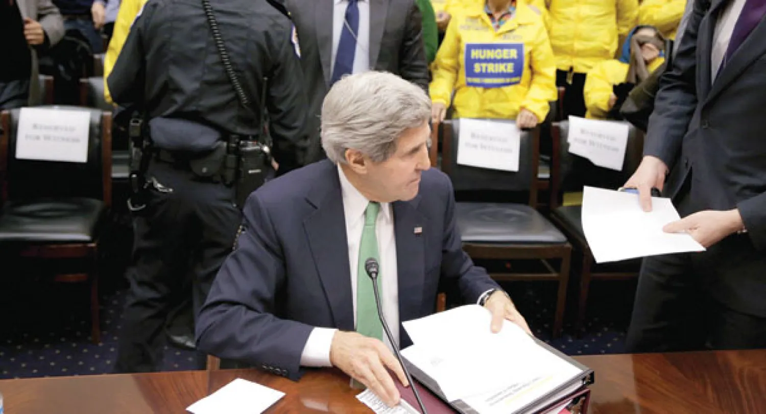 وزير الخارجية الأميركي جون كيري لدى استجوابه من قبل لجنة السؤون الخارجية في الكونغرس بشأن تعليق العقوبات على إيران (أ.ف.ب)