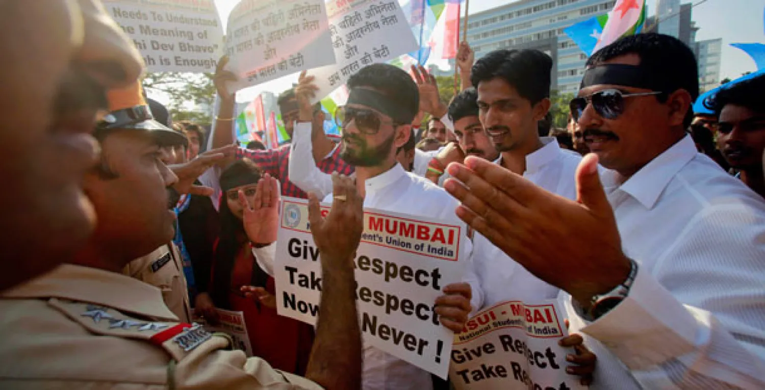 الشرطة تمنع طلابا ينتمون إلى اتحاد طلابي تابع لحزب المؤتمر من الاقتراب من القنصلية الأميركية في مومباي أمس (أ.ب)