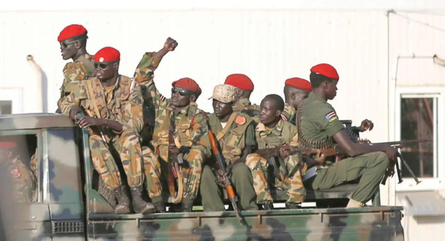 قوات جيش جنوب السودان تجوب شوارع العاصمة جوبا أمس بعد اندلاع قتال عنيف بين قبيلتي النوير والدينكا العرقيتين (رويترز)