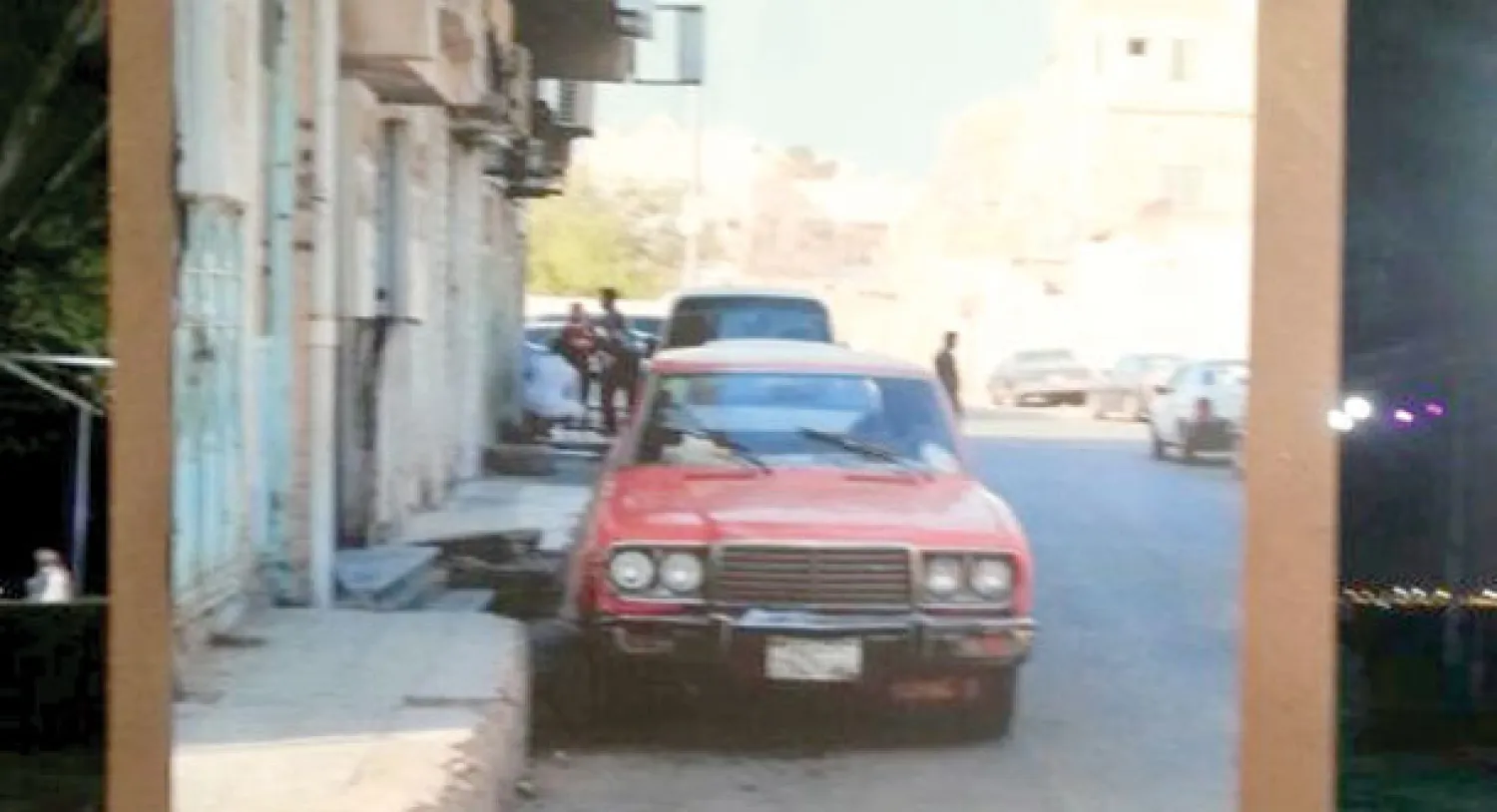 صورة قديمة لسيارة كانت تقف  في طرقات الحي («الشرق الأوسط»)