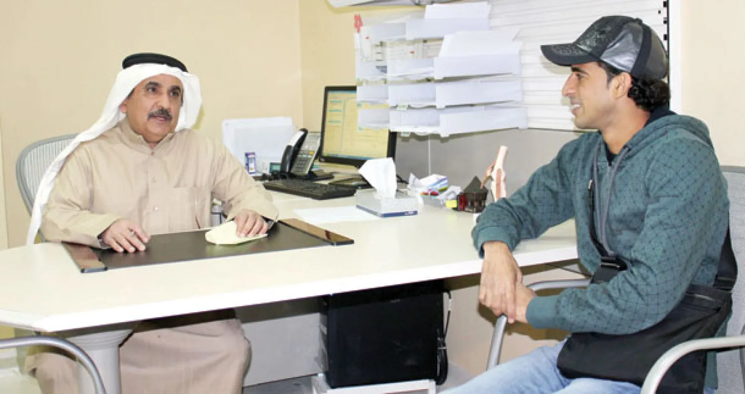 الحوسني مع البروفسور سالم الزهراني بعد الكشف عليه طبيا أمس