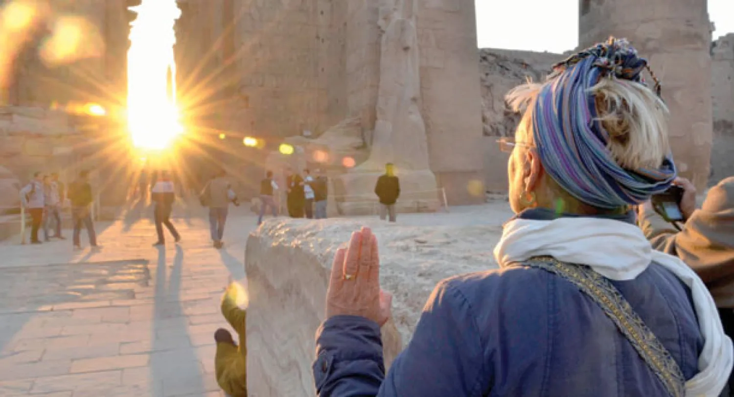 مئات السائحين يتابعون تعامد الشمس على الإله آمون في معبد الكرنك