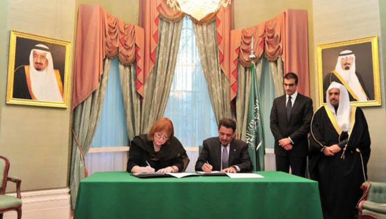 المهندس عبد الله بن سعيد المبطي رئيس مجلس الغرف السعودية ورئيسة غرفة التجارة العربية البريطانية البارونة سايمونز خلال التوقيع (واس)