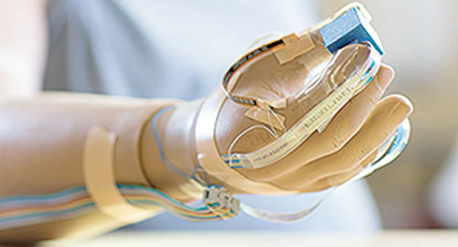 يد اصطناعية.. بأحاسيس لمس حقيقية