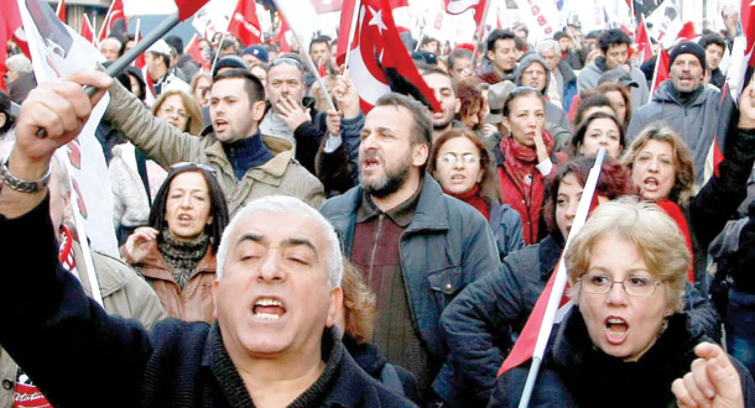 محتجون اتراك يطالبون برحيل حكومة إردوغان في اسطنبول أمس (إ.ب.أ)