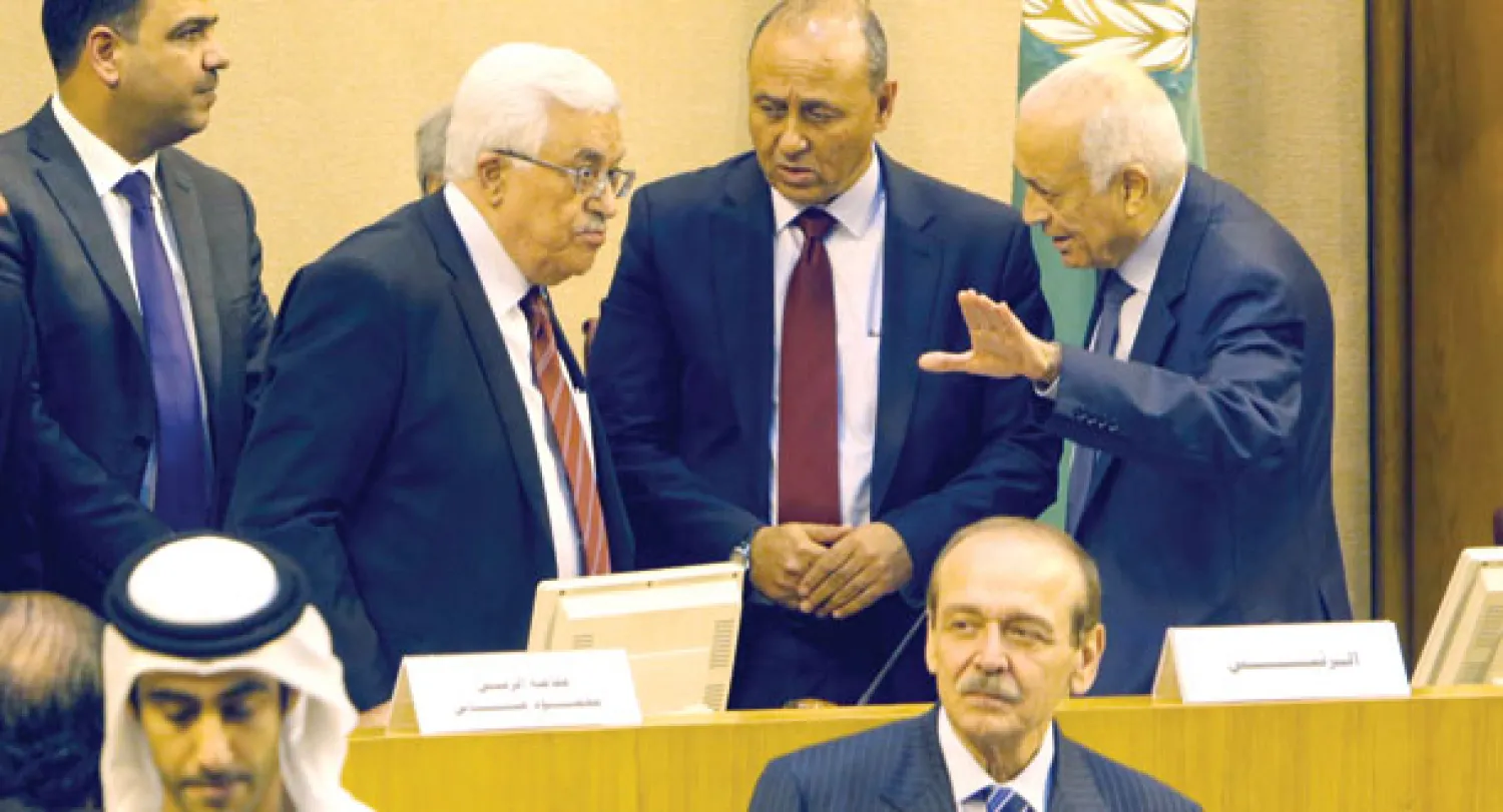 نبيل العربي يتحدث إلى الرئيس الفلسطيني محمود عباس (أ.ب)