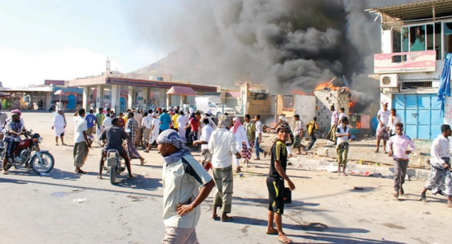 حريق هائل يلتهم {القات} في مكلا بجنوب اليمن (رويترز)