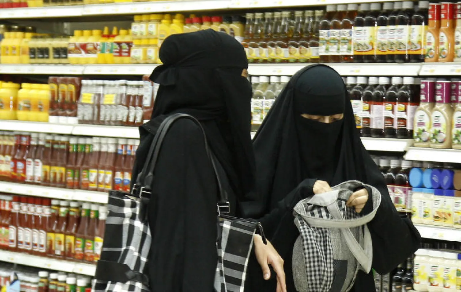 الحكومة السعودية تواصل تخفيض الرسوم الجمركية على 193 سلعة لثلاث سنوات مقبلة («الشرق الأوسط»)