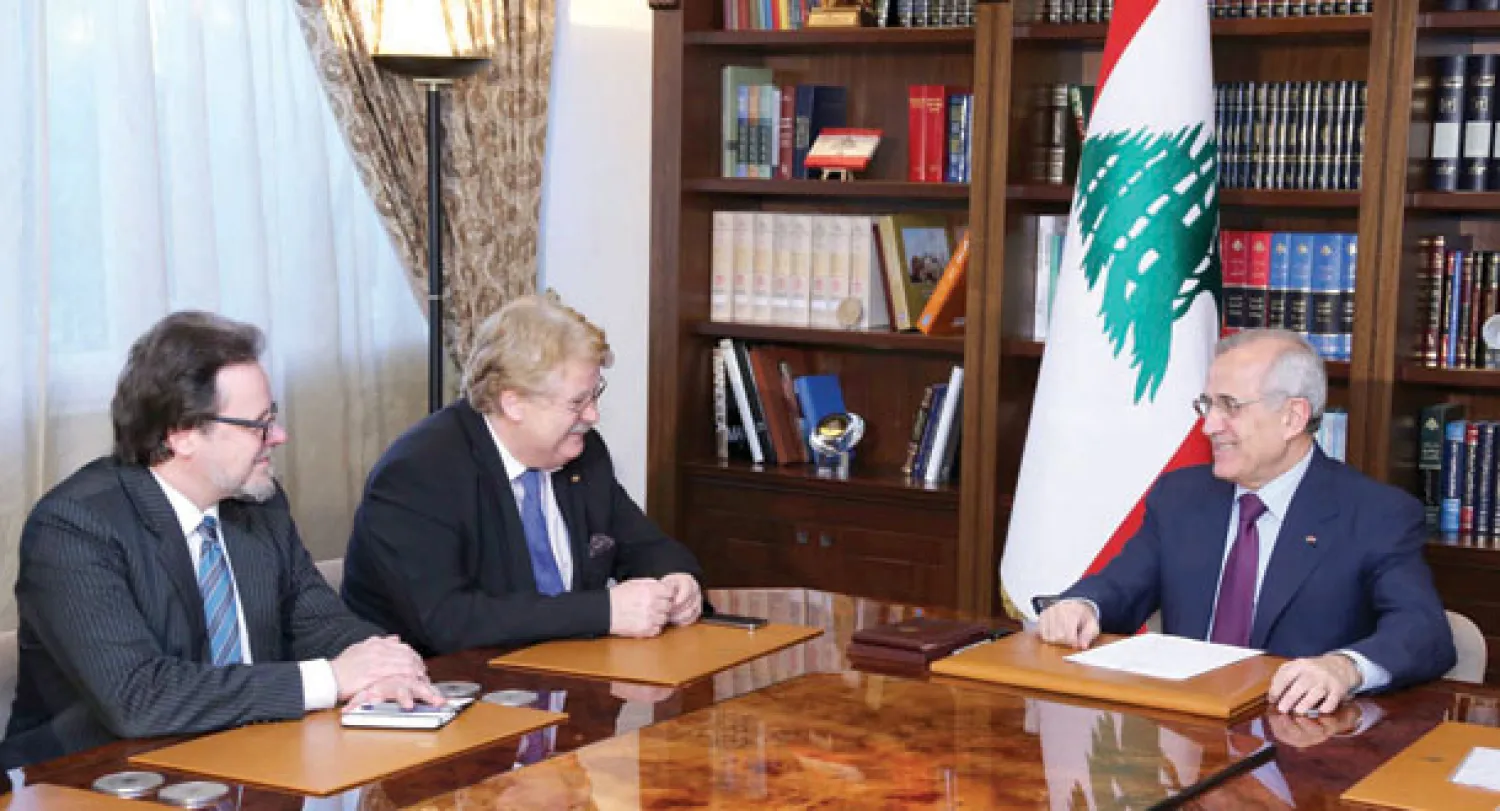 الرئيس اللبناني ميشال سليمان لدى لقائه في بيروت أمس رئيس لجنة الشؤون الخارجية في البرلمان الأوروبي ألمار بروك (دالاتي ونهرا)