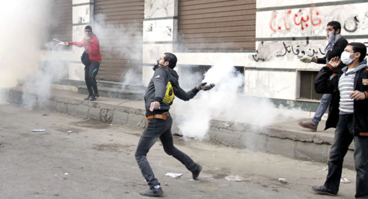 انصار الرئيس المعزول يثيرون الشغب في شوارع القاهرة أول من أمس (أ.ف.ب)