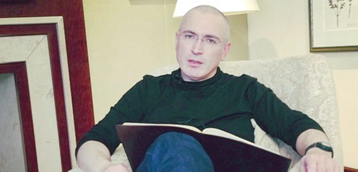 خودوركوفسكي يقدم أول مقابلة صحافية مع صحيفة «نيو تايمز» في برلين أمس غداة إطلاق سراحه (رويترز)