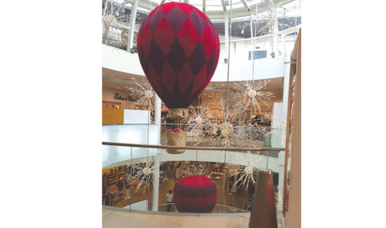 زينة مجمع الـ«آ.ب.س» في الأشرفية