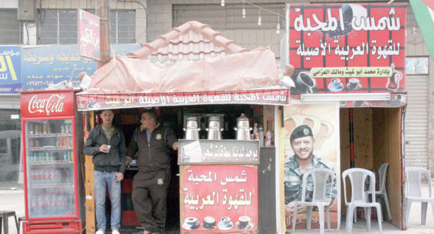 عدد من أكشاك القهوة المنتشرة على الطرق السريعة («الشرق الأوسط»)