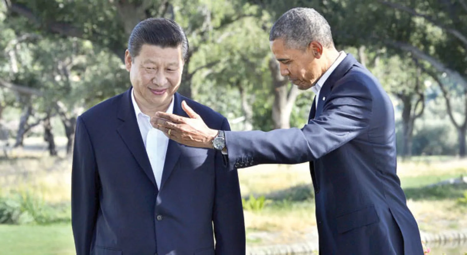 الرئيسان الأميركي أوباما والصيني جين بينغ قبيل لقائهما الثنائي في كاليفورنيا في 7 يونيو 2013 (أ.ف.ب)
