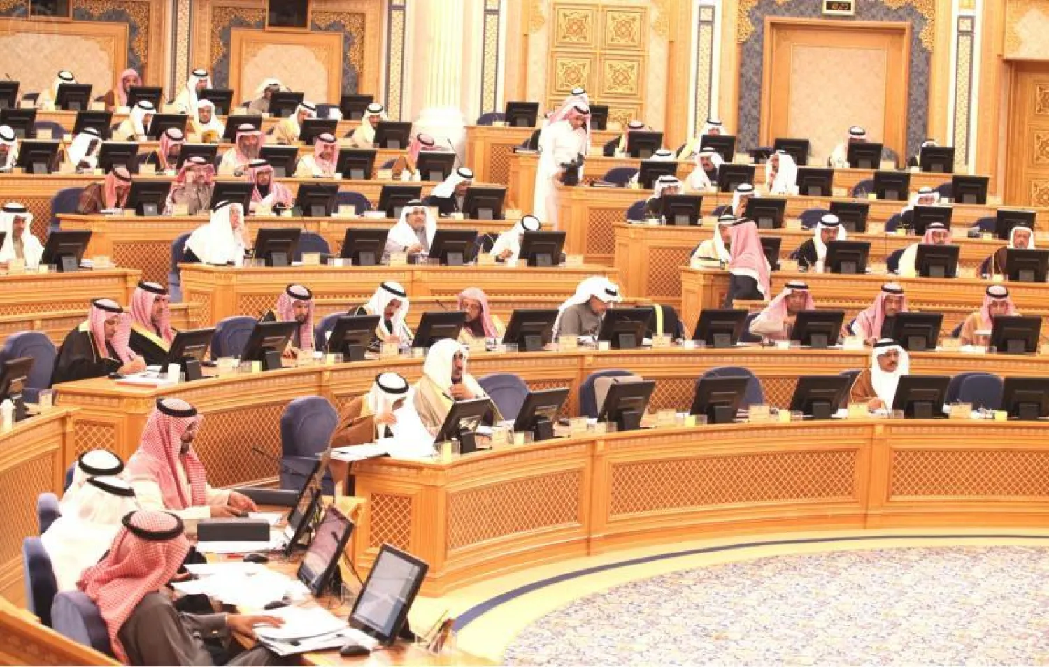 الشورى يطالب بمنح قروض سكنية لراغبي شراء الشقق ويوصي بوثيقة السياسة السكانية