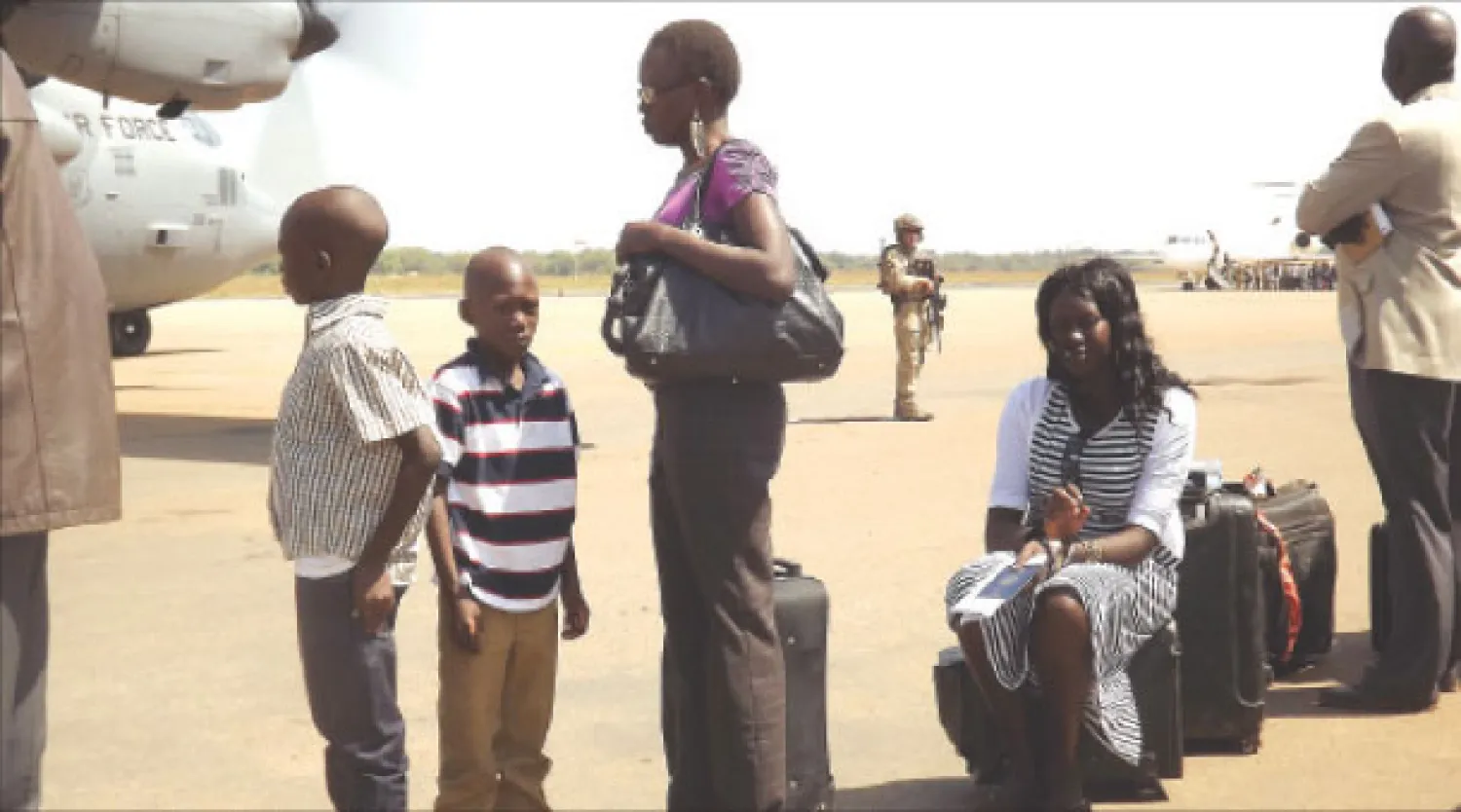 جندي أميركي يحرس طائرة عسكرية تستعد لإجلاء عدد من الرعايا الأميركيين في جوبا أول من أمس (أ.ف.ب)