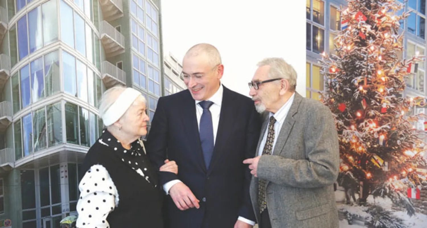 قطب النفط الروسي السابق ميخائيل خودوركوفسكي يتحدث إلى والده ووالدته في برلين بعد العفو الذي أصدره عنه الرئيس فلاديمير بوتين أول من أمس (أ.ب)