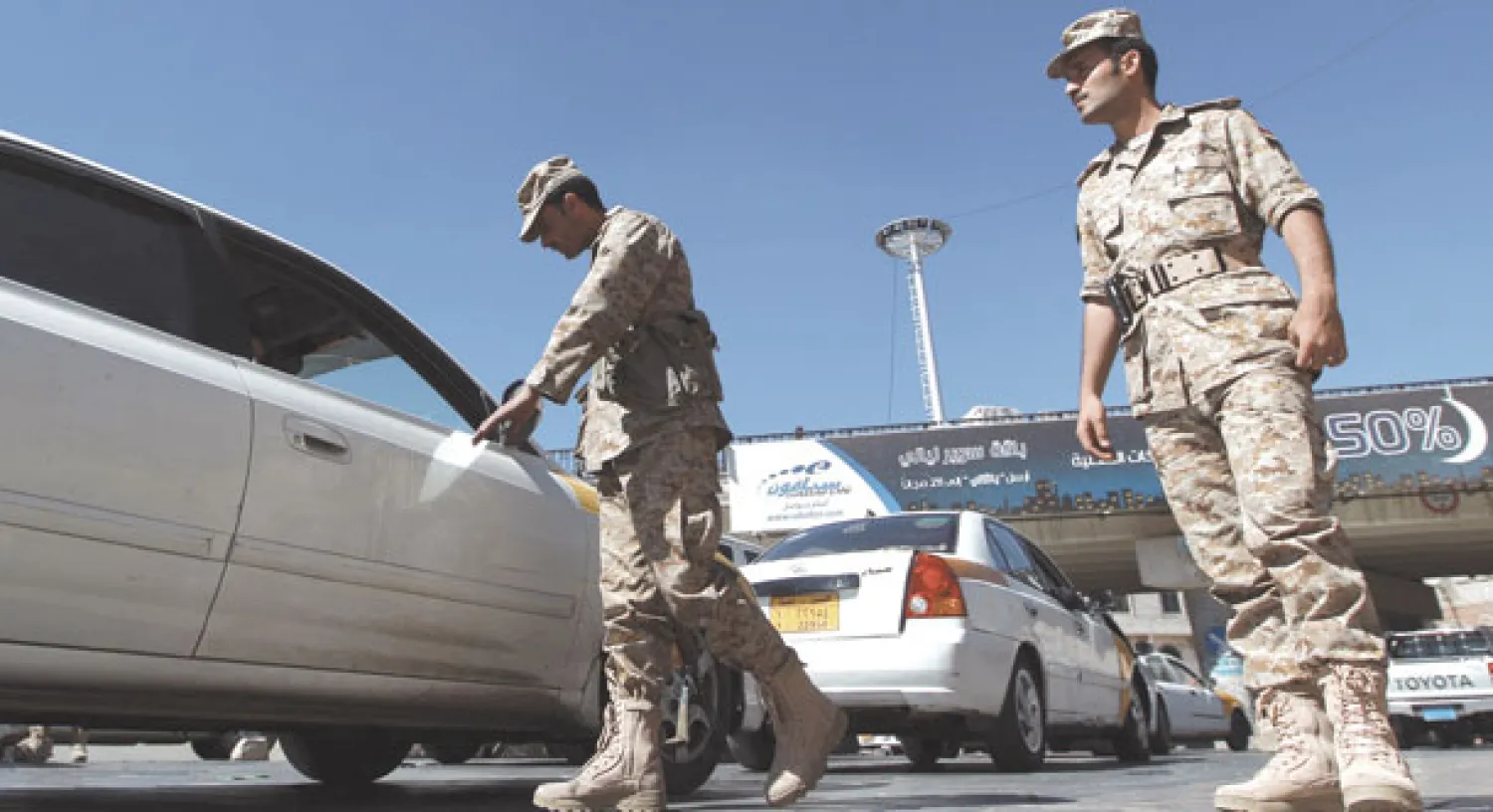 جنود يمنيون في نقطة للتفتيش في صنعاء أمس (أ.ف.ب)