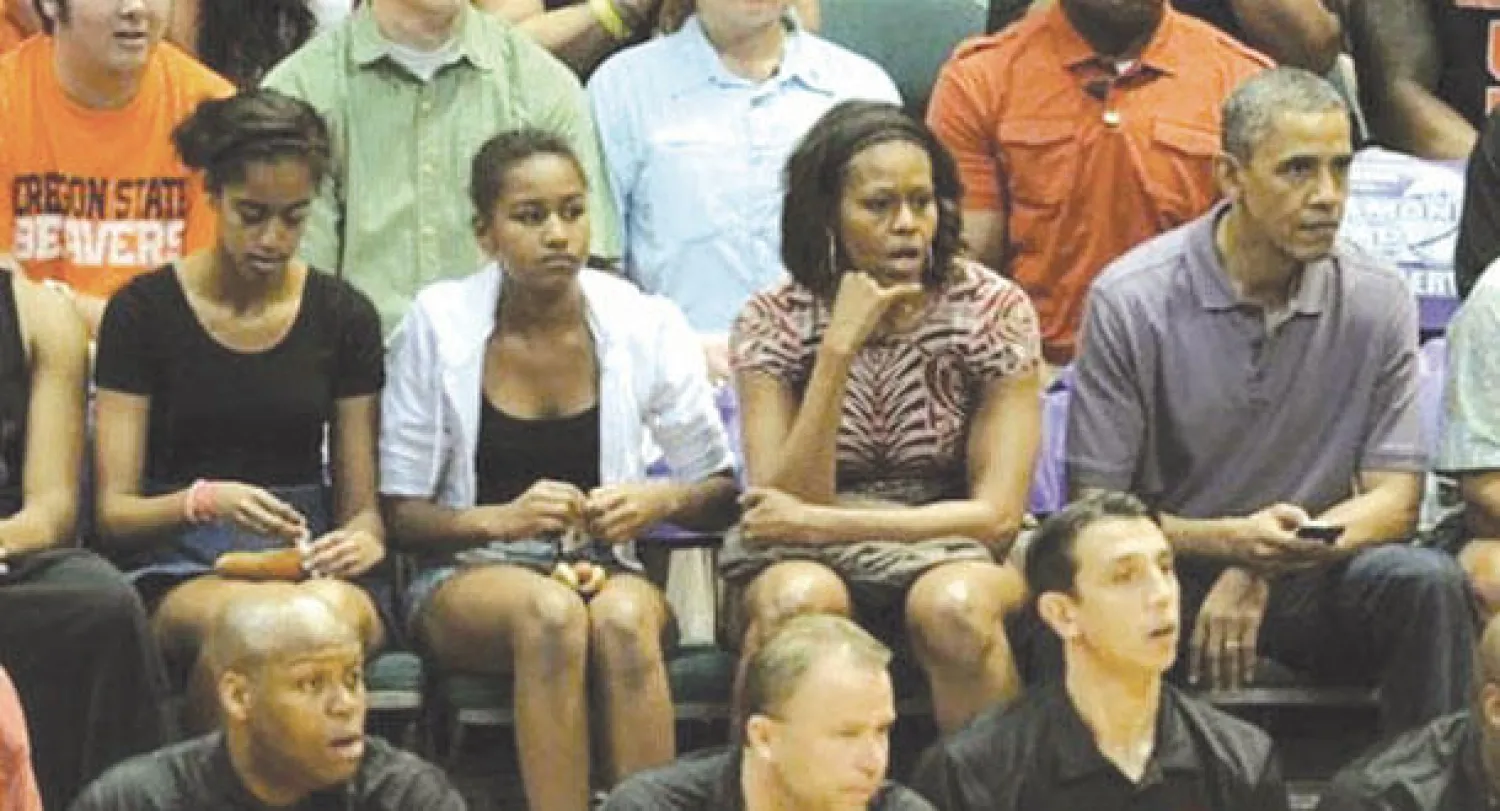 أوباما يحضر مباراة كرة سلة لتشجيع شقيق زوجته