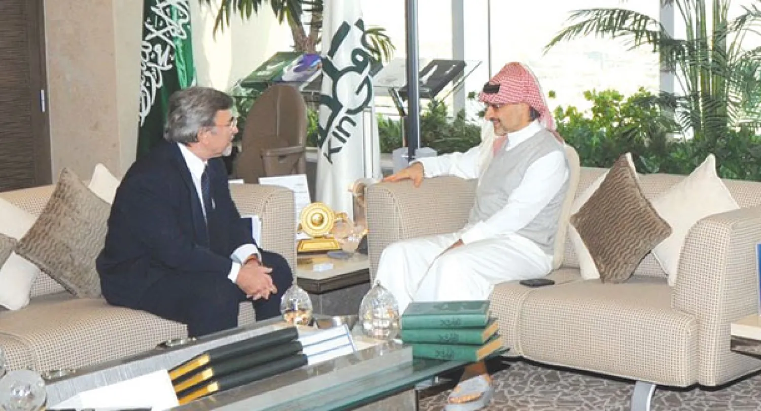 الأمير الوليد بن طلال لدى استقباله السفير اليوناني