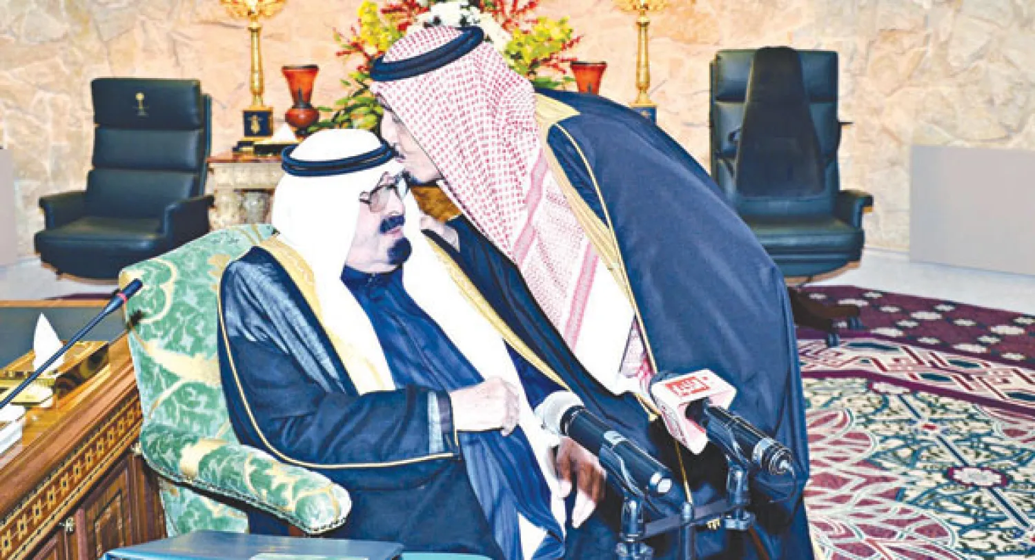 الأمير سلمان بن عبد العزيز مقبّلا رأس خادم الحرمين الشريفين خلال جلسة مجلس الوزراء التي عُقدت في روضة خريم وأعلن فيها عن الميزانية العامة للبلاد (واس)