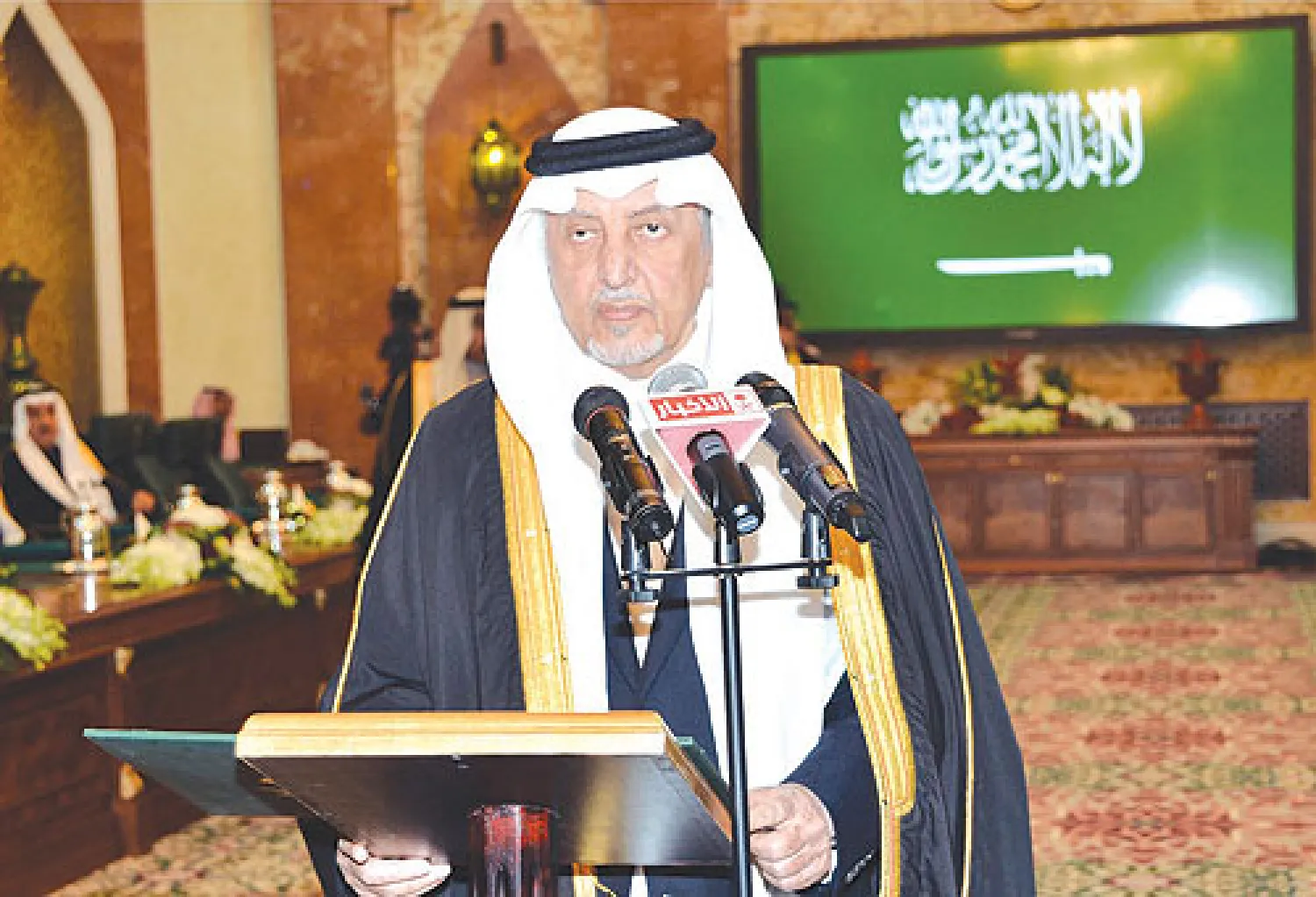 الأمير خالد الفيصل يؤدي القسم (واس)