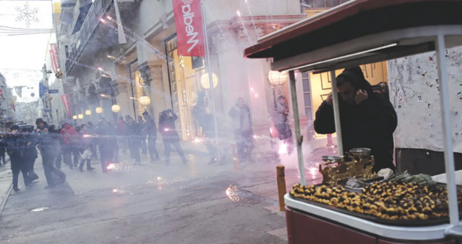 اشتباكات بين قوات الأمن التركية ومتظاهرين ضد حكومة إردوغان في اسطنبول أمس (إ.ب.أ)