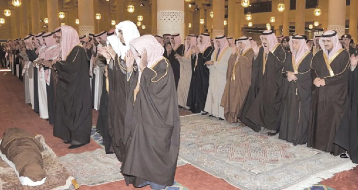 الأمير سلمان بن عبد العزيز يتقدم المصلين على الأمير فهد بن مشاري بن سعود بن جلوي في جامع الإمام تركي بن عبد الله في الرياض أمس (واس)