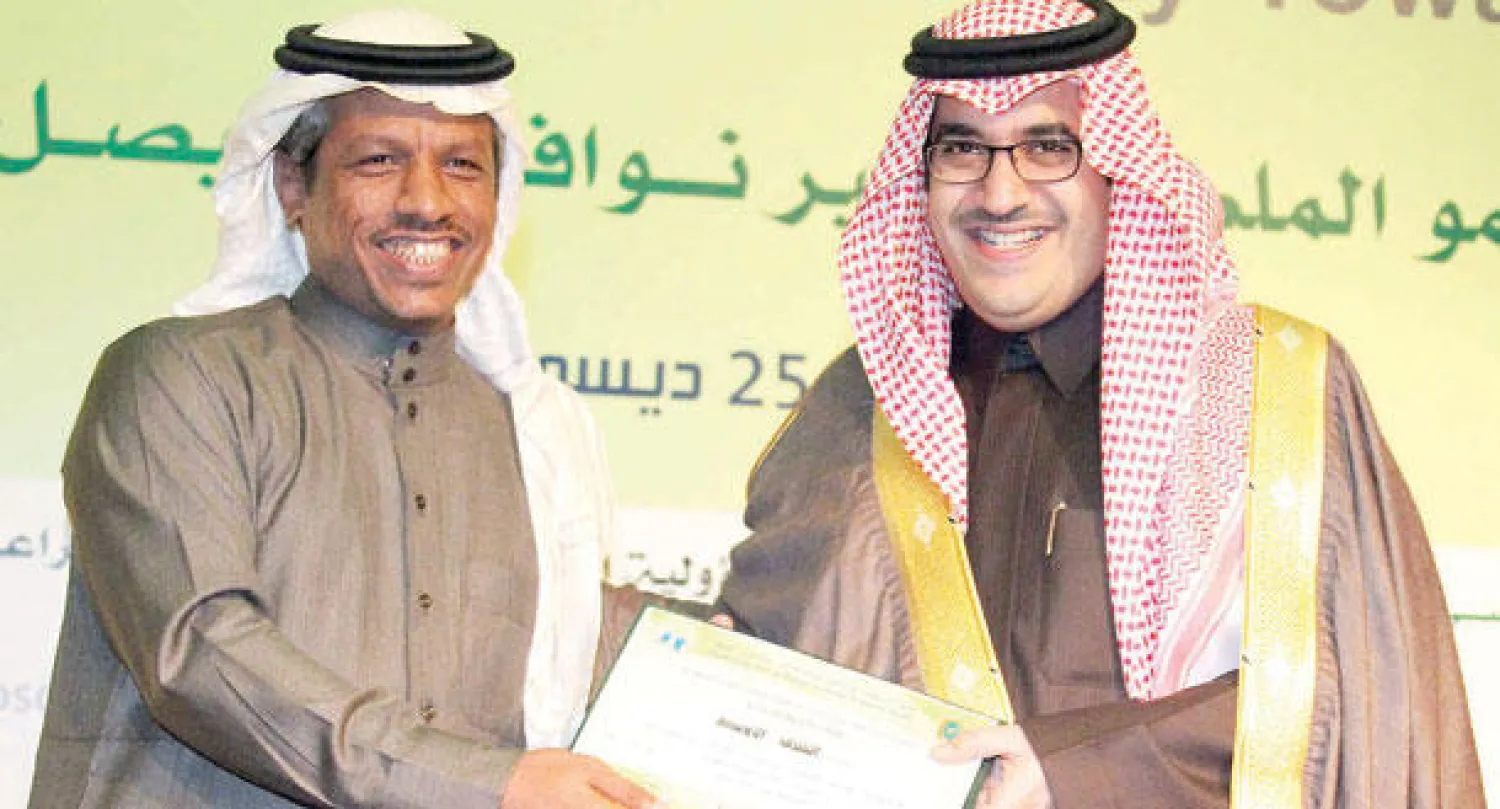 الأمير نواف بن فيصل يسلم الزميل عبد العزيز الغيامة درع تكريم «الشرق الأوسط»