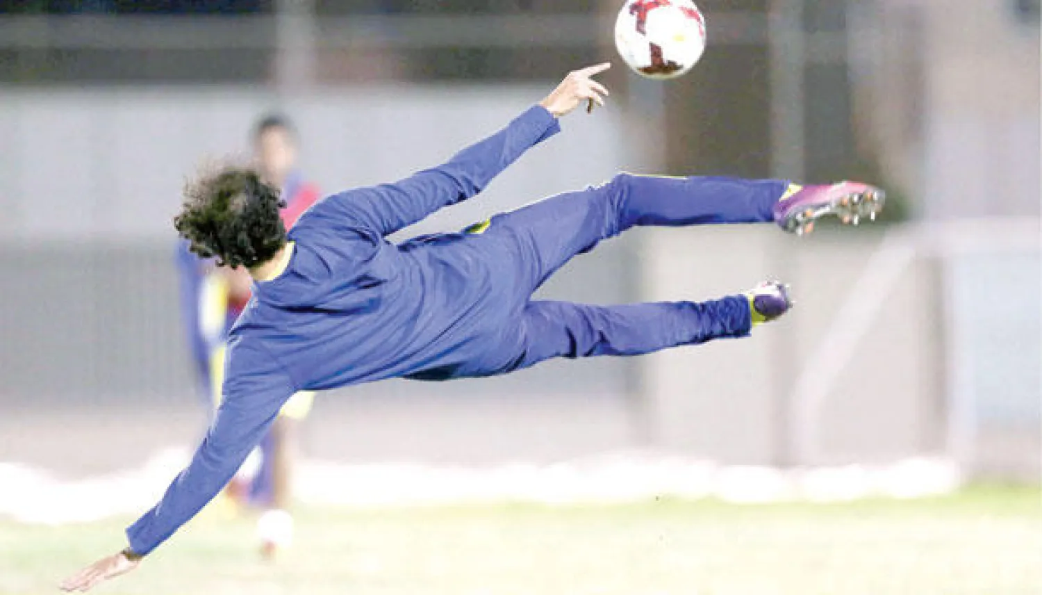 العماني عماد الحوسني يستعرض مهاراته خلال تدريبات النصر