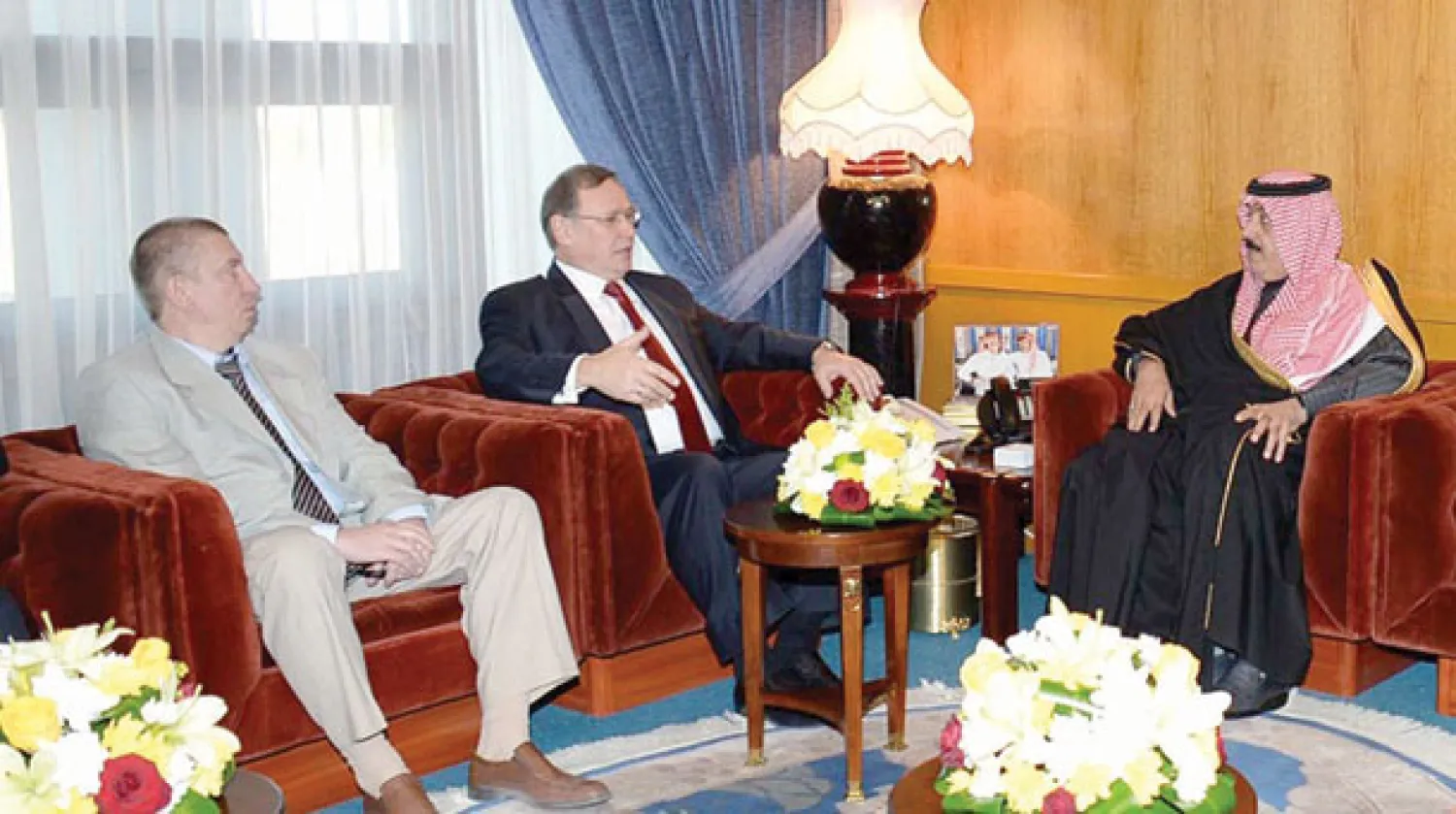 الأمير متعب بن عبد الله وزير الحرس الوطني السعودي لدى لقائه السفير الروسي أمس (واس)