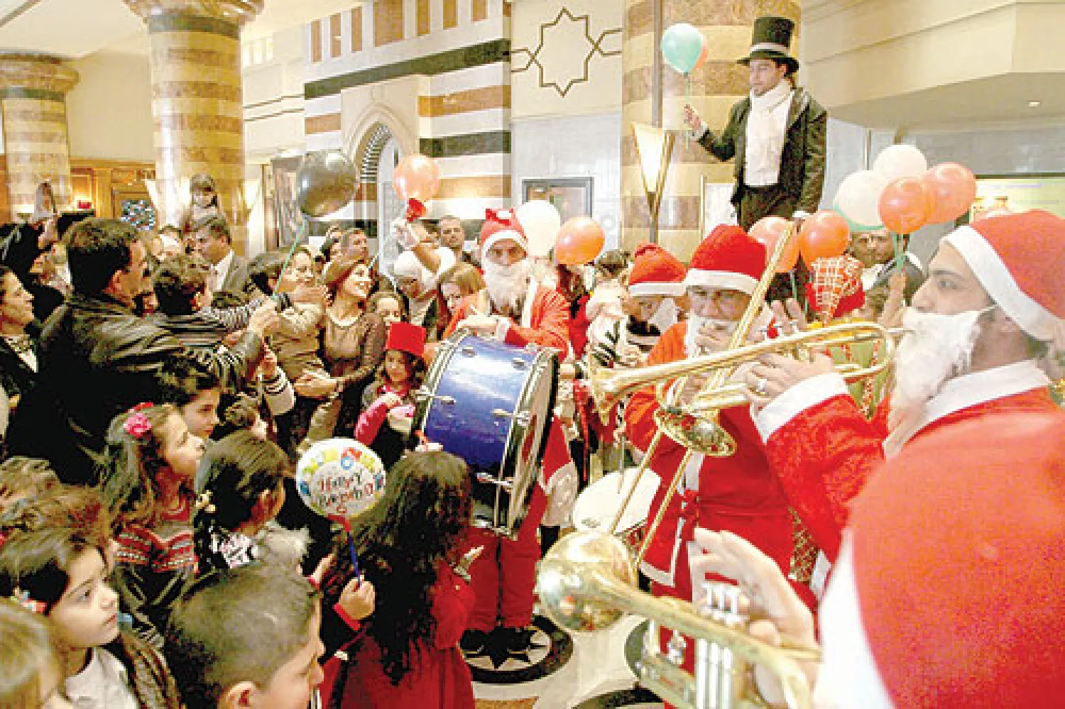 مسيحيون سوريون يحتفلون بذكرى الميلاد في أحد فنادق العاصمة السورية (أ.ب)