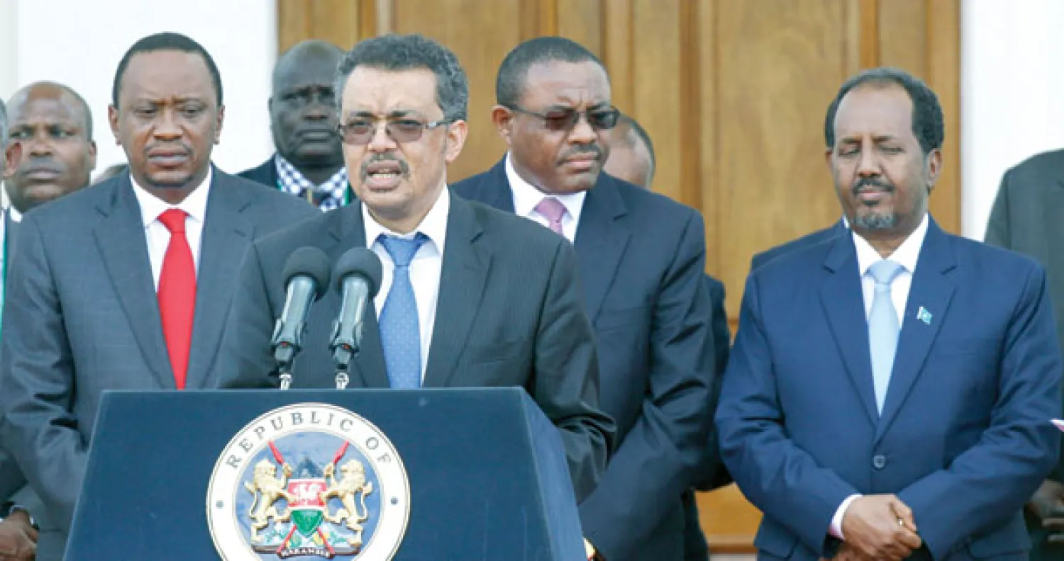 وزير الشؤون الخارجية الأثيوبي تيدروس أوهانوم لدى حضوره المؤتمر الصحافي بعد اختتام قمة {إيقاد} في نيروبي بحضور الرئيس الكيني (يسار) ورئيس الوزراء الصومالي (يمين) (أ.ب)