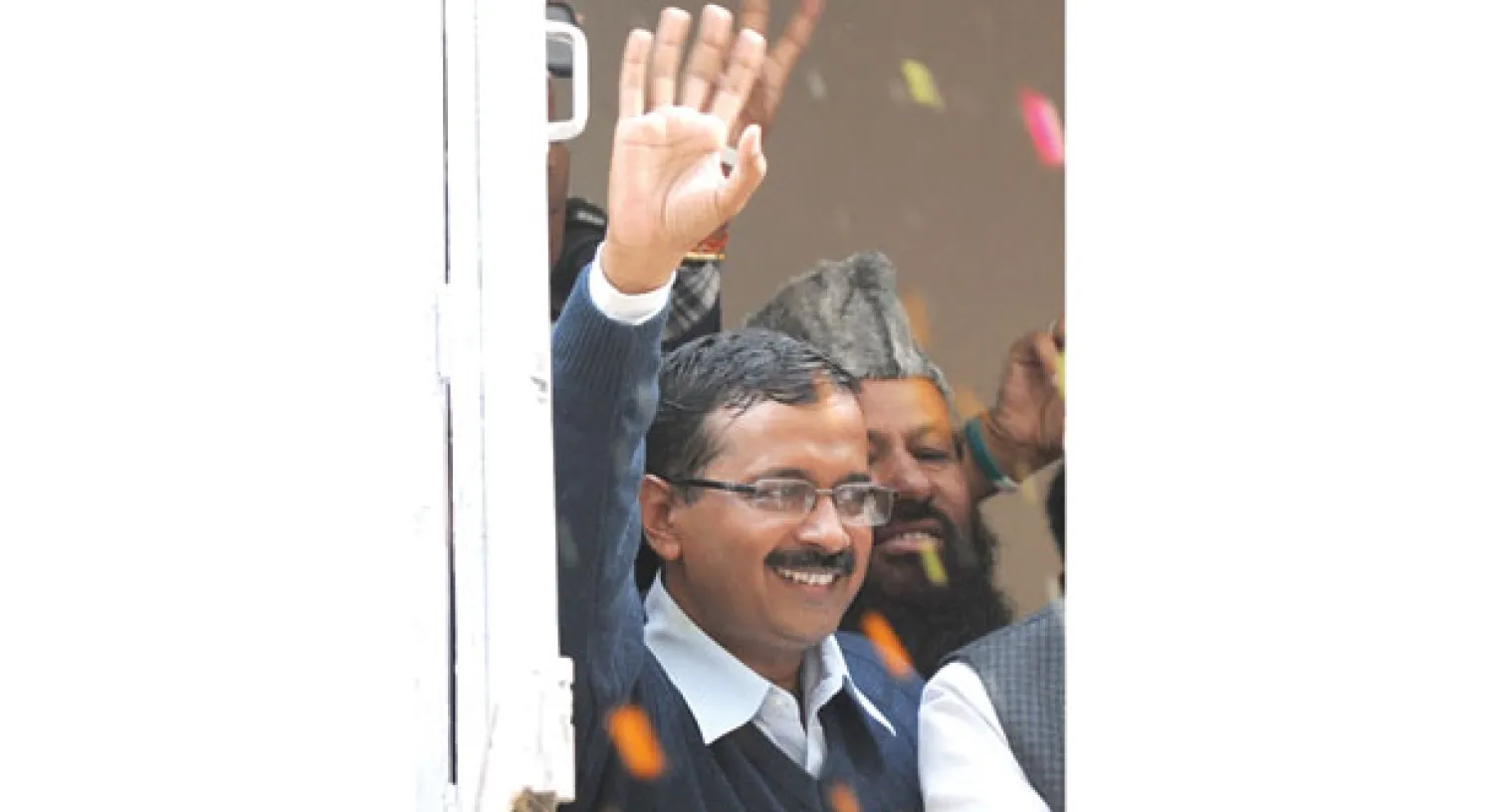 أرفيند كيجريوال يحيي مؤيديه بعد إعلان فوزه بمنصب رئاسة حكومة نيودلهي في 8 ديسمبر الحالي في نيودلهي (أ.ف.ب)